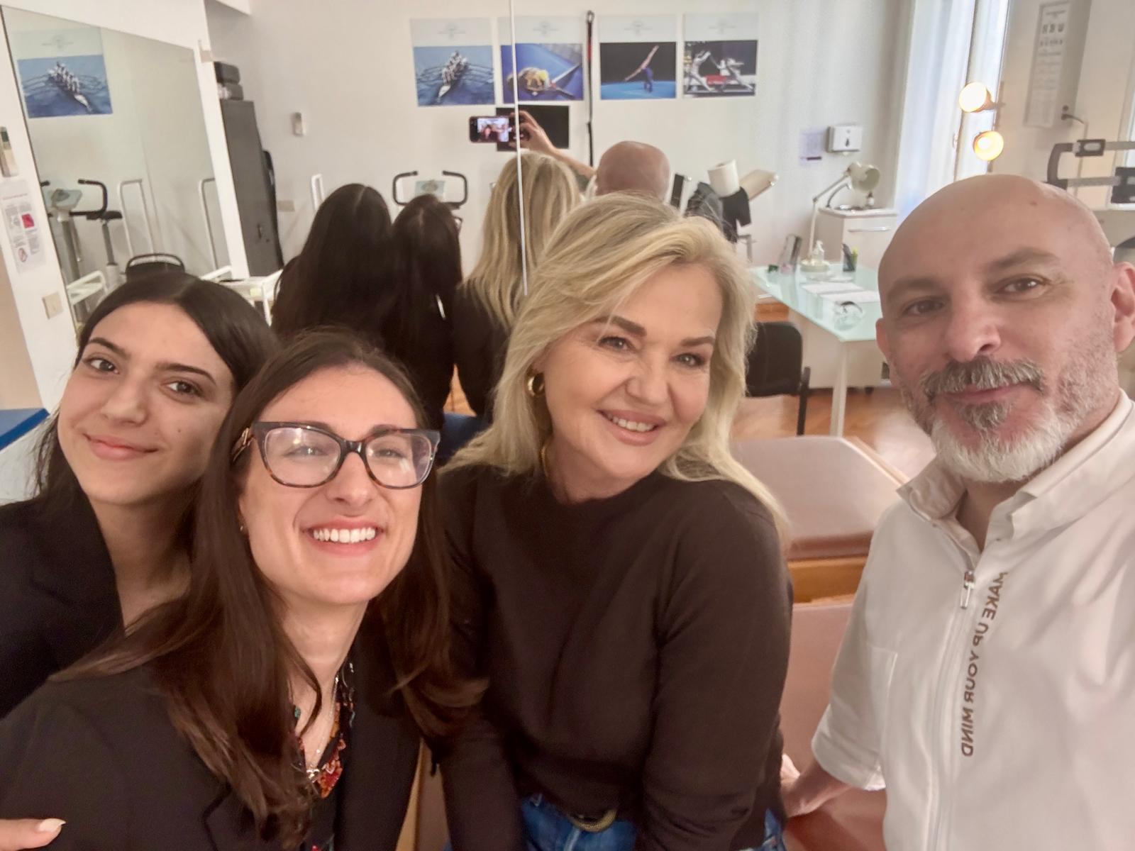 Ennio Orsini insieme allo staff di Roma e la Titolare del centro Anna Gutling